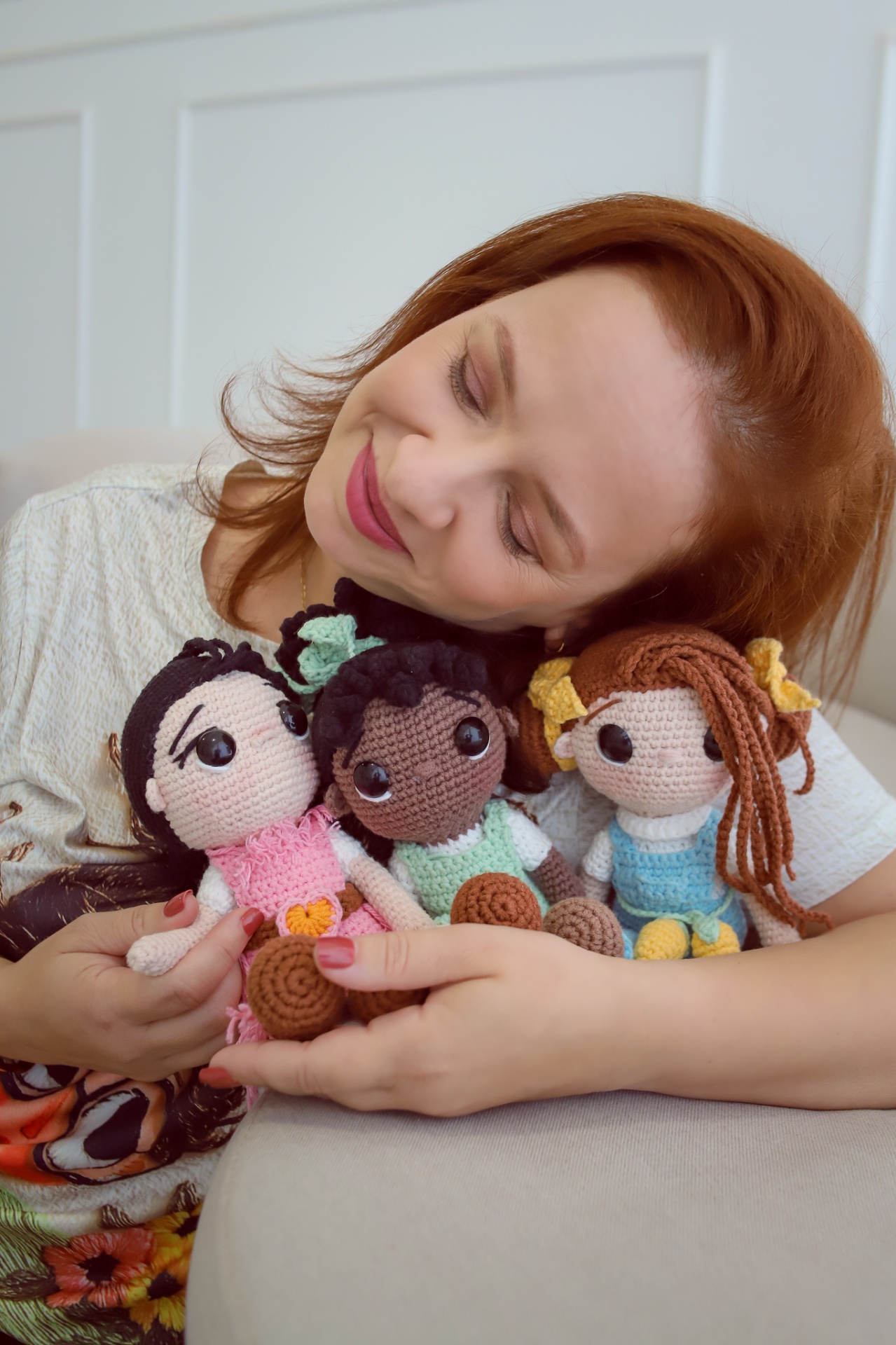 Daniela Montiel com suas bonecas sensoriais